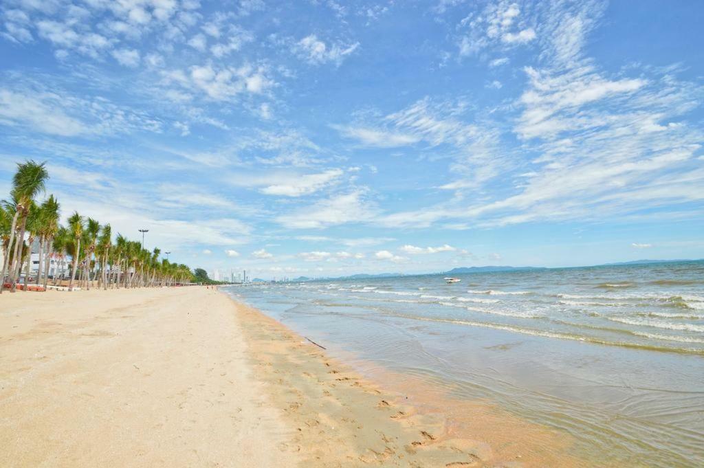 Ar Aeras Pattaya Lägenhet Exteriör bild